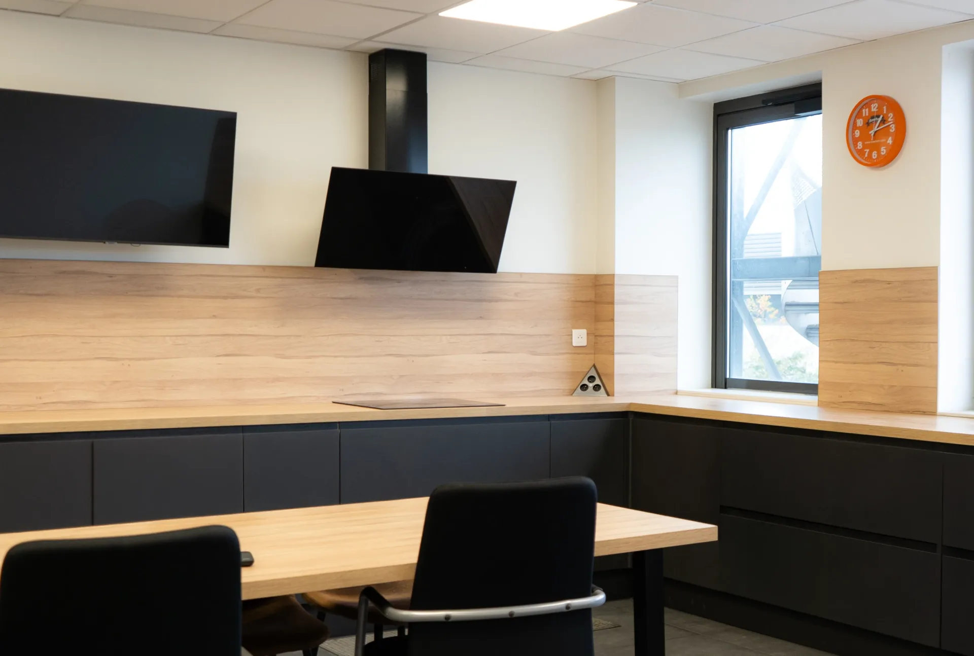 Cuisine bois avec horloge — réalisation Ben Menuiserie